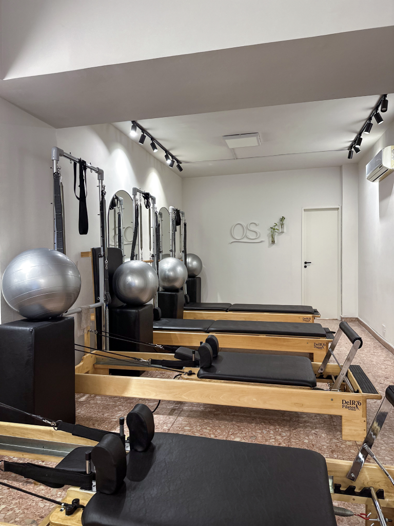 Interior sereno de un estudio boutique de Pilates y bienestar
